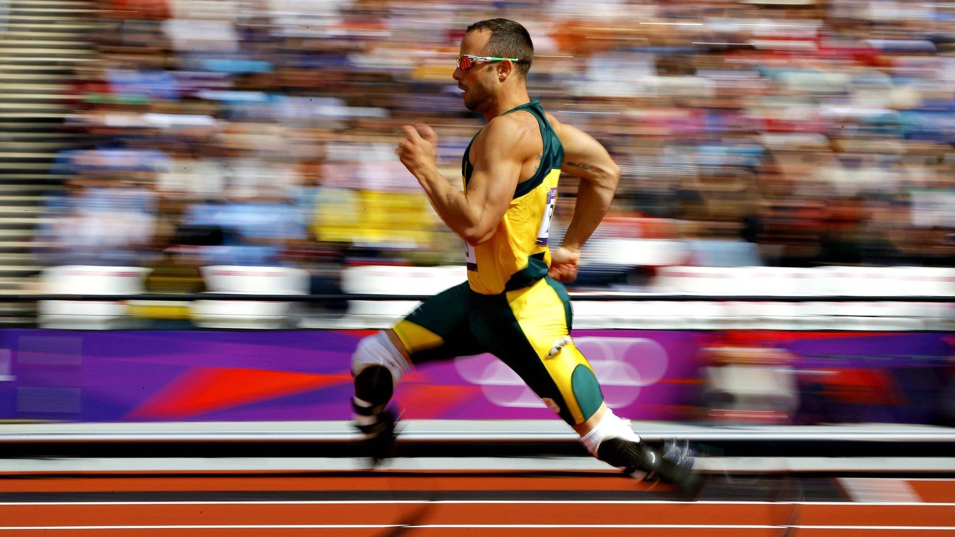 男子中长距离稳步前行，中长距离跑的动作要领